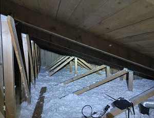 Zateplení stropu rodinného domu pomocí foukané izolace